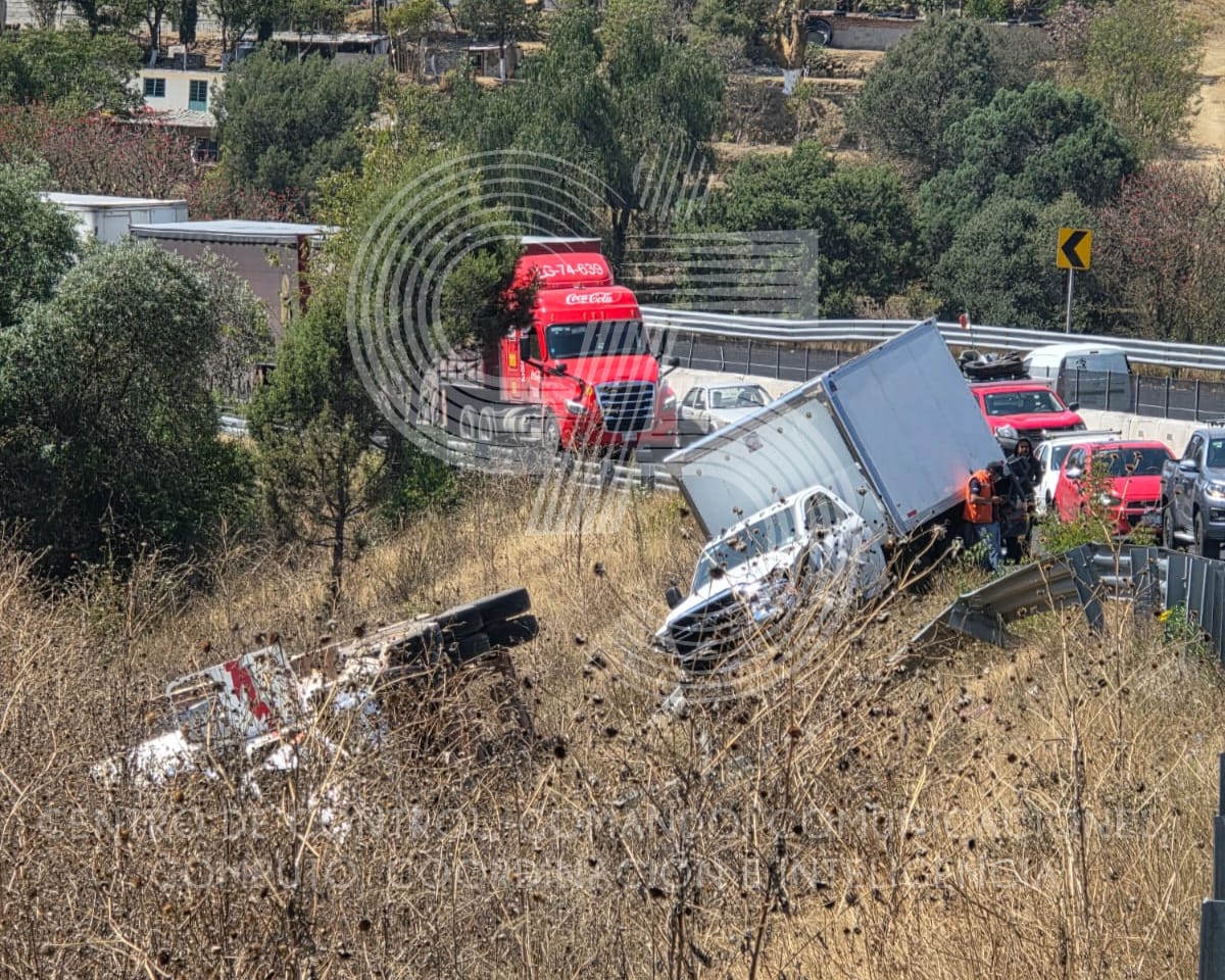 Con videovigilancia, el #C5iTlaxcala identificó un accidente en el Libramiento Tlaxcala, a la altura de Tepehitec. Servicios de emergencia y elementos de seguridad ya toman conocimiento del hecho. Se recomienda extremar precauciones si circula con dirección a la zona de El Trébol