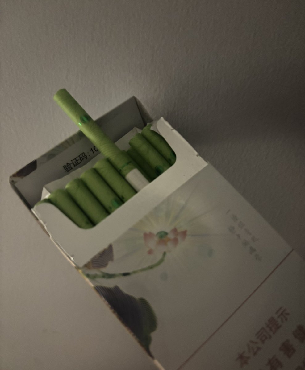 TYeC_1's tweet photo. 香是挺香的，所以中南海的那个茶香薄荷到底是个啥味的 #les https://t.co/zx7riYjRiz