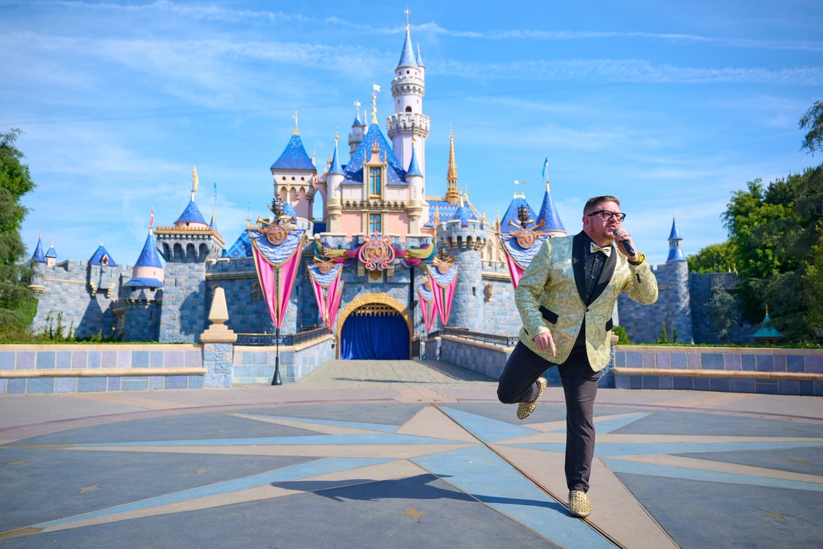 YoungProfessorG's tweet image. The greatest hype men in the world have not been fortunate enough to perform in front of the Sleeping Beauty Castle at @Disneyland . Not Michael Buffer. Not Bruce Buffer. Not Alan Roach. 

But The Young Professor has. 🗣️🎙️ 🏰 

😤

#host #announcer #hypeman #dreamer #disney