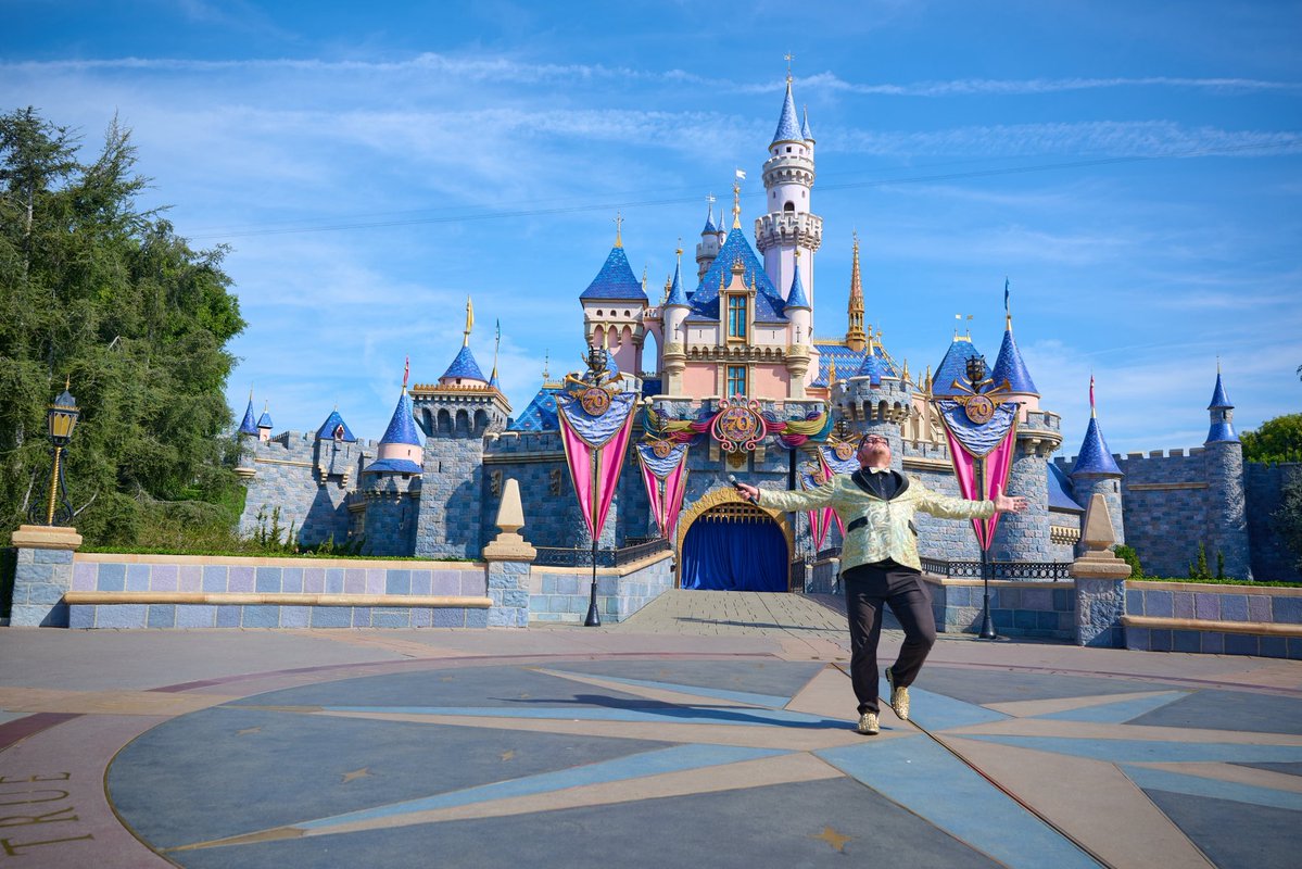 YoungProfessorG's tweet image. The greatest hype men in the world have not been fortunate enough to perform in front of the Sleeping Beauty Castle at @Disneyland . Not Michael Buffer. Not Bruce Buffer. Not Alan Roach. 

But The Young Professor has. 🗣️🎙️ 🏰 

😤

#host #announcer #hypeman #dreamer #disney