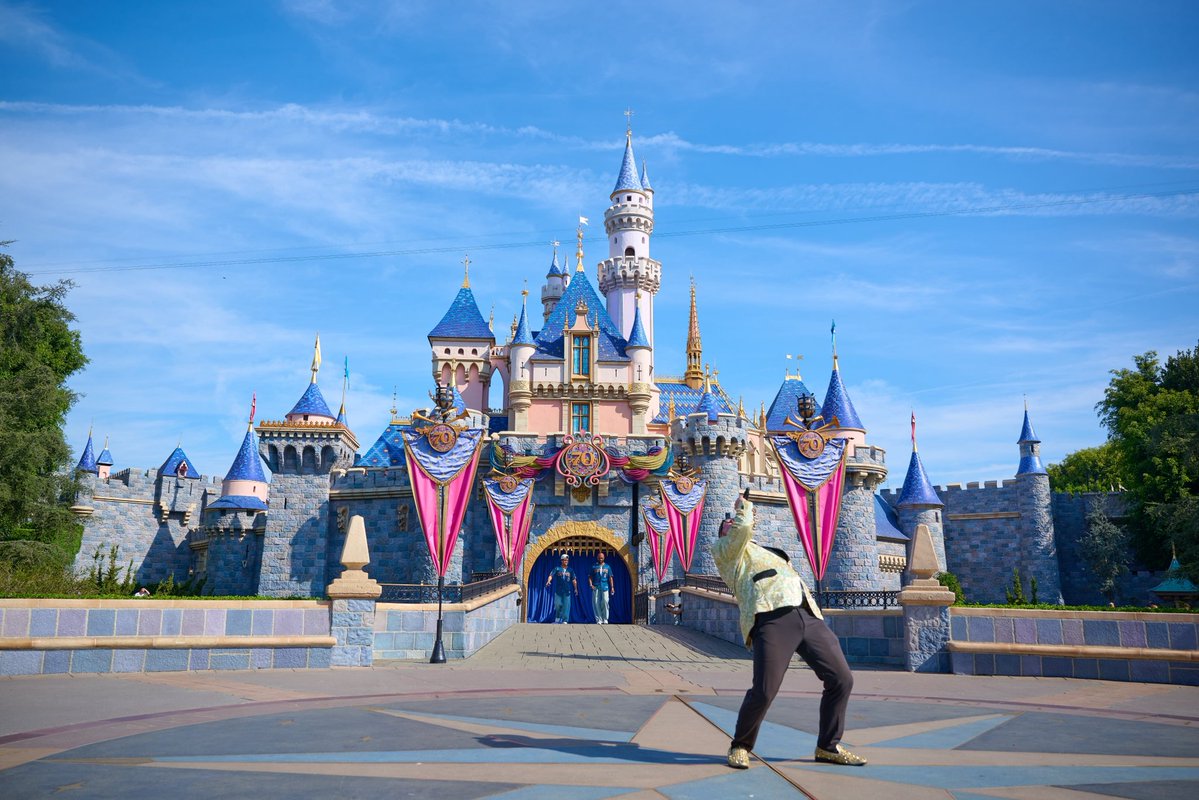 YoungProfessorG's tweet image. The greatest hype men in the world have not been fortunate enough to perform in front of the Sleeping Beauty Castle at @Disneyland . Not Michael Buffer. Not Bruce Buffer. Not Alan Roach. 

But The Young Professor has. 🗣️🎙️ 🏰 

😤

#host #announcer #hypeman #dreamer #disney