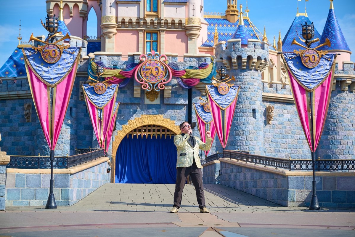 YoungProfessorG's tweet image. The greatest hype men in the world have not been fortunate enough to perform in front of the Sleeping Beauty Castle at @Disneyland . Not Michael Buffer. Not Bruce Buffer. Not Alan Roach. 

But The Young Professor has. 🗣️🎙️ 🏰 

😤

#host #announcer #hypeman #dreamer #disney