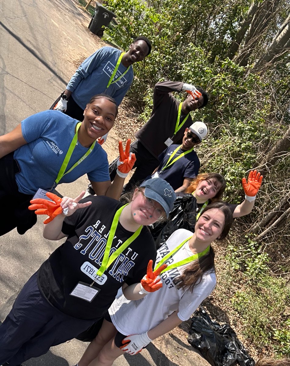 upinesutt's tweet image. Oh don't mind us, just reminiscing on our time at East Texas Big Event this year! 🤩 

We had so much fun helping out Tyler TX's PATH Housing facilities! Thank you @uttyler for allowing us to attend this program and help out our community! 🧡 

#uttyler #studentlife #etxbigevent