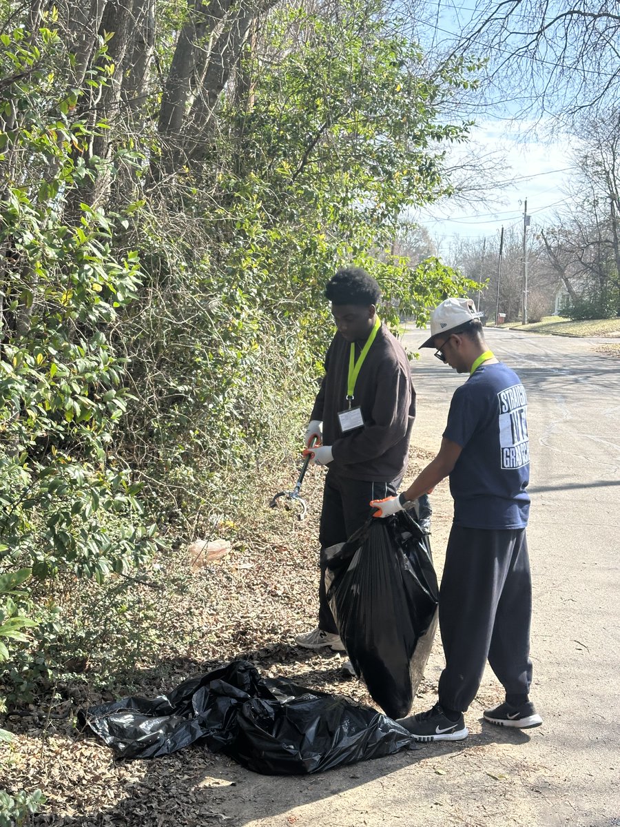 upinesutt's tweet image. Oh don't mind us, just reminiscing on our time at East Texas Big Event this year! 🤩 

We had so much fun helping out Tyler TX's PATH Housing facilities! Thank you @uttyler for allowing us to attend this program and help out our community! 🧡 

#uttyler #studentlife #etxbigevent