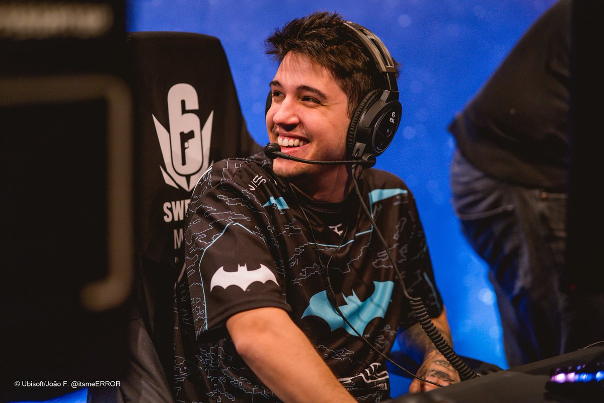 Jogadores com mais dias na FaZe R6:

#1 <a href="/Leonardo_Astro/">Astro</a> (1867)
#2 <a href="/cyberzeraR6/">FaZe cyberzera</a> e <a href="/soulz05/">FaZe soulz1</a> (1853)
#3 <a href="/cameram4n/">G2 cameram4n</a> (1430)
#4 <a href="/KDS_r6/">FaZe Kds</a> (1294)
#5 <a href="/VITAKINGR6/">FaZe Vitaking</a> (1156)
#6 <a href="/handy_R6/">FaZe Handyy</a> (1117)
#7 <a href="/mavfps/">mav</a> (937)
#8 <a href="/YooonaTV/">Yoona</a> (903)
#9 <a href="/bullet1r6/">Bullet1</a> (726)
#10 <a href="/ionosawa/">ion</a> (725)

Faltam apenas 15 dias