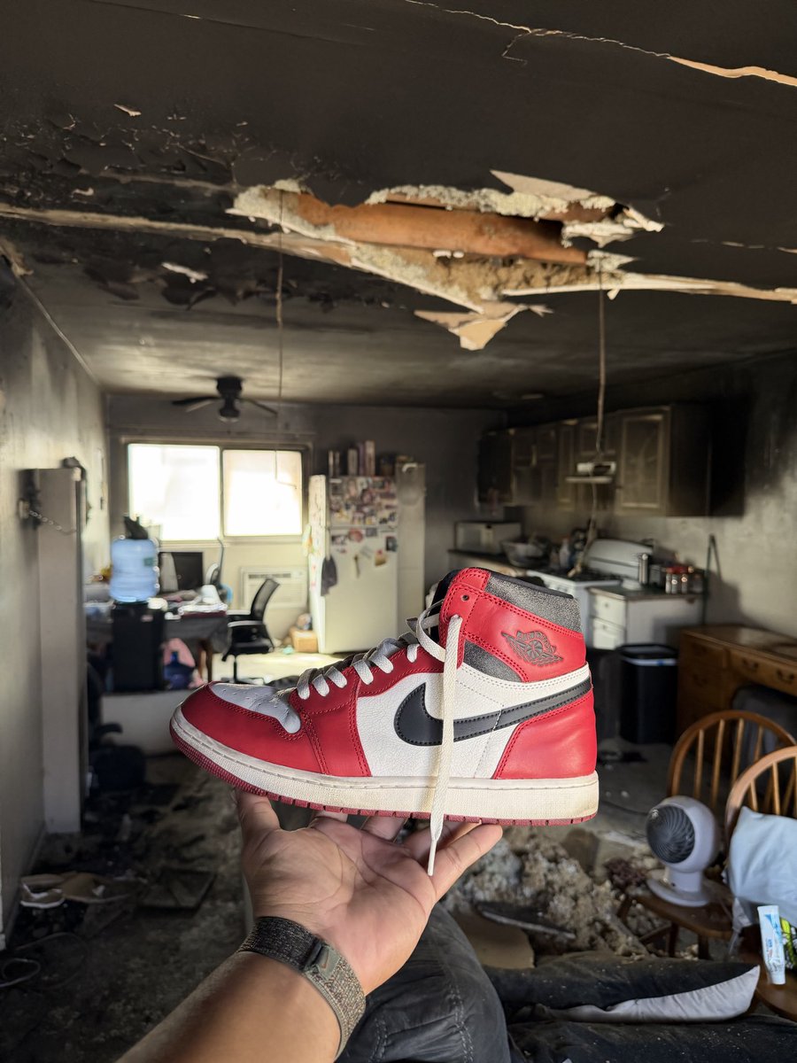 owsla14's tweet photo. @Nike @Jumpman23 welp that sucks, apartment caught fire, and I lost my whole collection, if you see me walking around with one shoe mine, your own business lol all jokes aside I’m happy no one was hurt and  I can replace my shoes but not my peoples 🙏 https://t.co/DClqe6BF5p