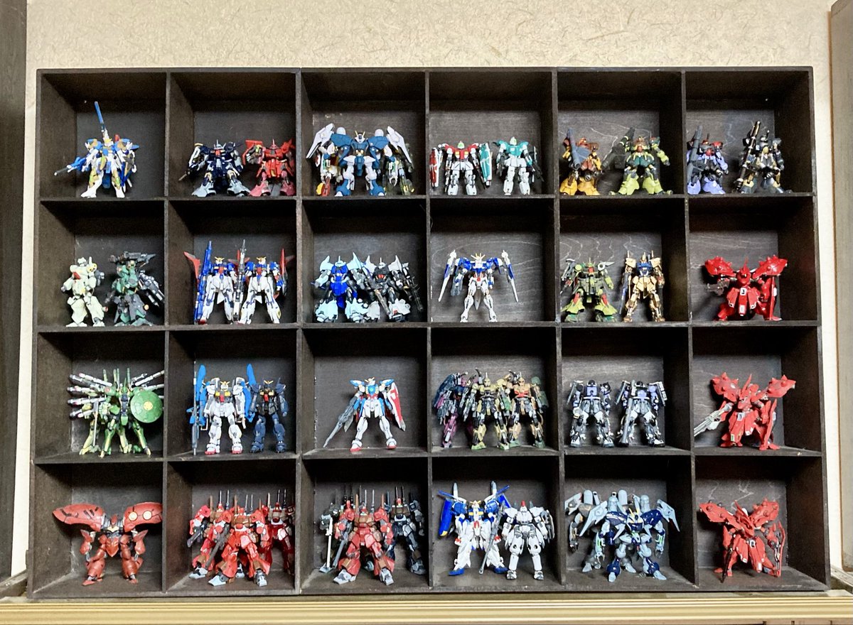 Zガンダム版ザクキャノンが追加されました。
いつもの記念撮影
問題はケースが限界に近い事です。
こんなにシリーズ化されるとは思いませんでした。