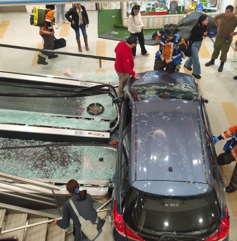 InformaAlMinuto's tweet photo. 🔴LO ÚLTIMO | Un impactante accidente ocurrió esta tarde en el Supermercado Unimarc de Avda Francia en #ValdiviaCL, cuando una conductora confundió los pedales y aceleró bruscamente su vehículo ingresando hasta el interior del recinto.

Más información: https://t.co/JQLGkFBCzW https://t.co/VqQjCg5Wuw