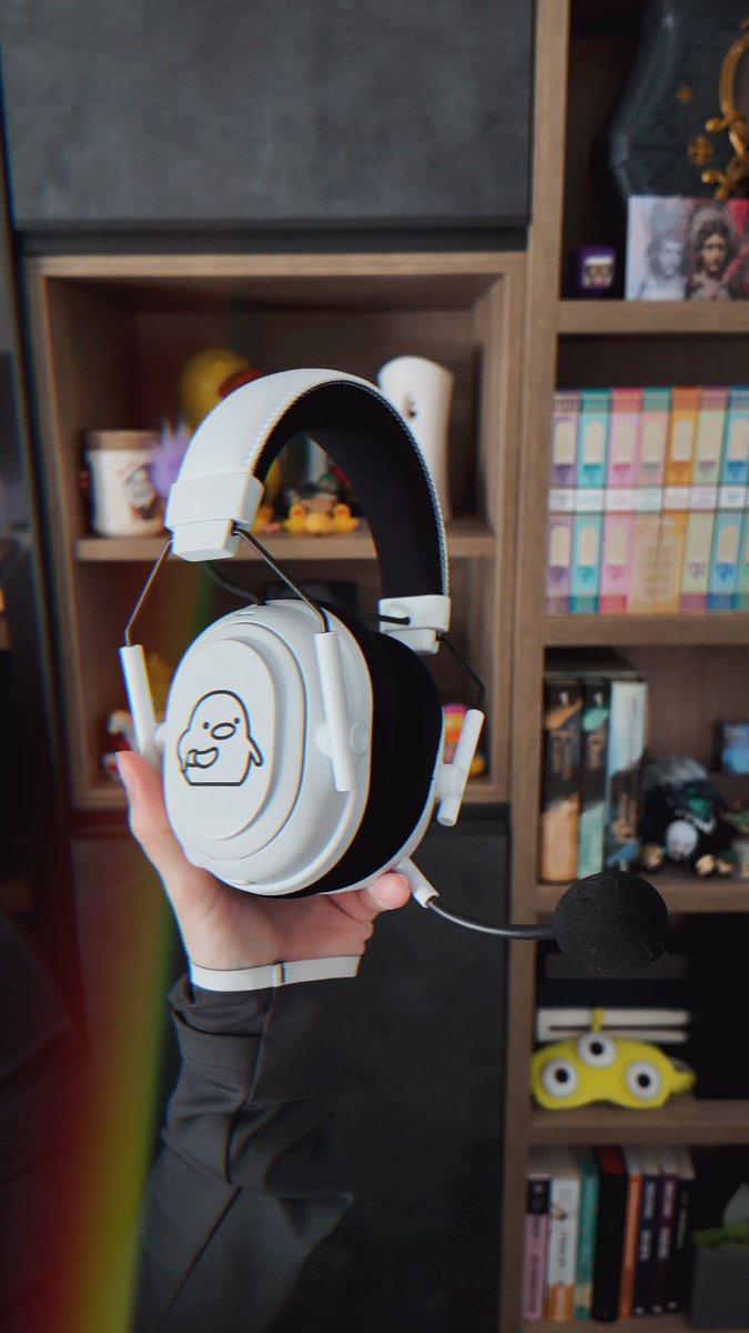 paracetamor's tweet photo. ¿Unos auriculares para todo? Los Blackshark V3 Pro 

PC, Playstation 5, móvil… de hecho los puedes conectar a dos sitios a la vez por si te llaman o tienes ordenador secundario

Yo los llevo por casa tranquilamente y tienen 70 horas de batería. Enamorada ❤️
@RazerES 
#RazerAmbassador