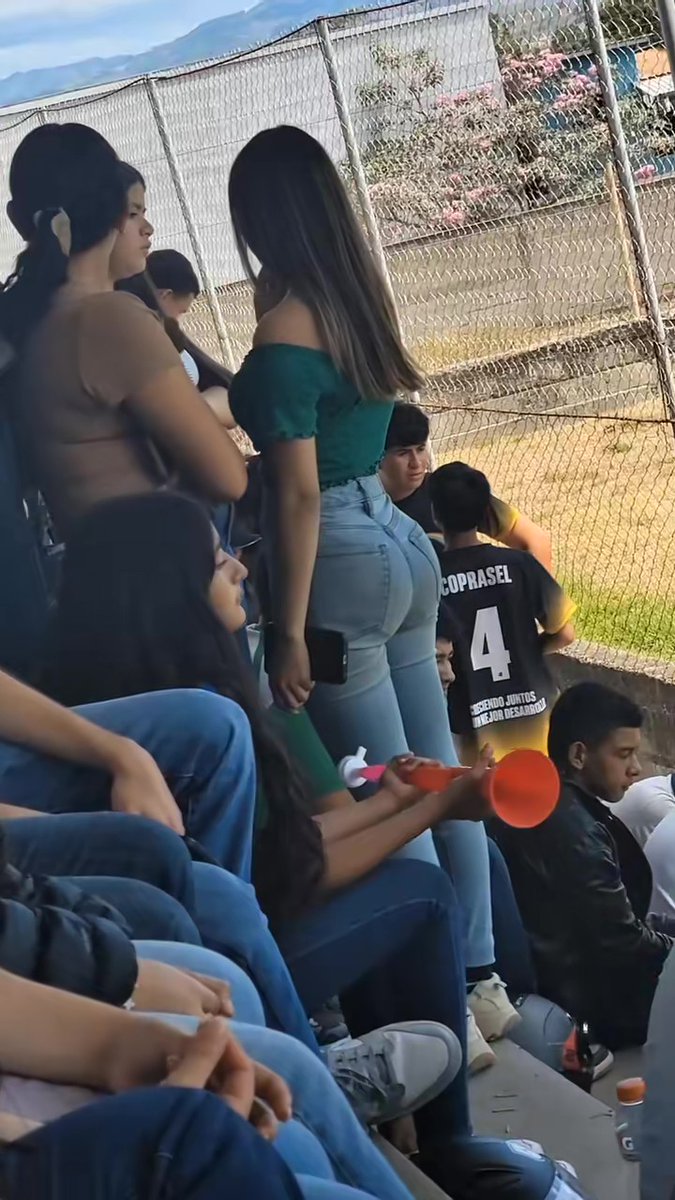 Incomodo_GDL's tweet photo. Cuando llevas a la que te gusta a verte jugar y otros la ven a ella https://t.co/DfWVOJlBe2