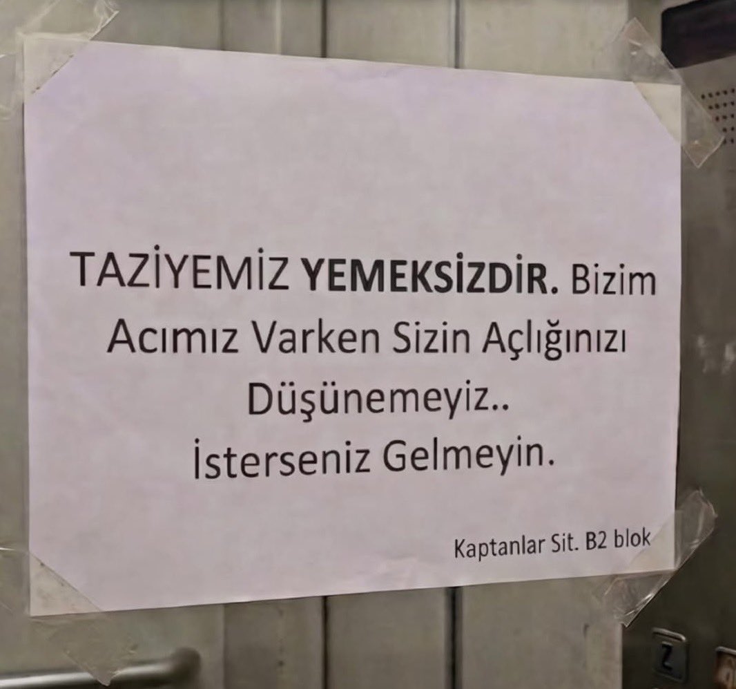 Sivas'ta cenazesi olan bir vatandaşın,
apartmana astığı yazı