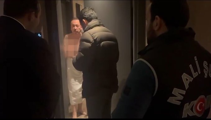 Fuhuş yaparken yakalanan Uşak Belediye Başkanı Özkan Yalım tutuklandı.
Darısı diğer sapkınların başına 😂