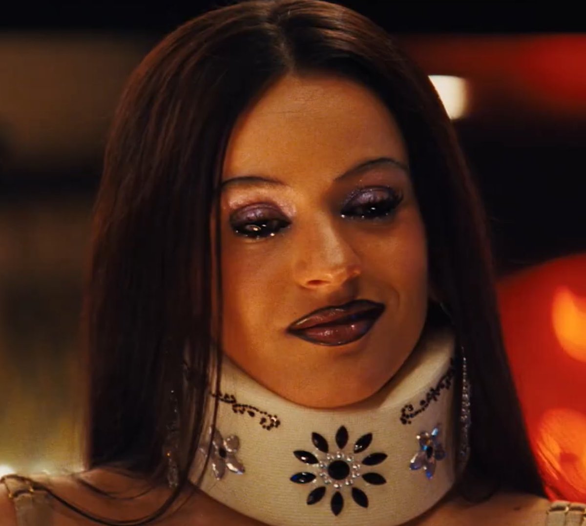 motomochi_rdddd's tweet photo. Las cejas, el lip combo, el cuello ortopédico con cristales estoy muriendo 😭

Solo euphoria logro traer devuelta a la rosalia gitana maximalista servidora de coño 😘 https://t.co/ttk5S4t4wG
