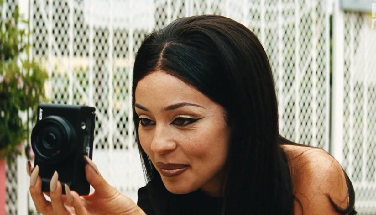 summrr__'s tweet image. me and maddy using the same camera that’s my #twin