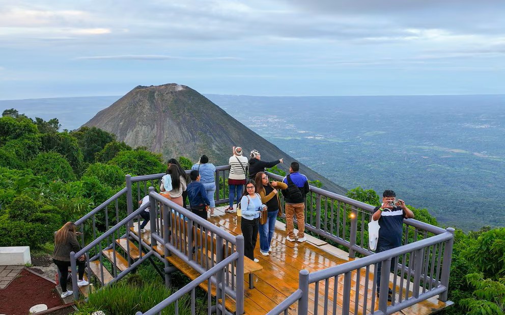 🚨🌴 El turismo en El Salvador se dispara 👀

Más de 26,000 visitantes internacionales entraron el primer día de Semana Santa (+49%).

Surf City, Centro Histórico y Ruta de Las Flores lideran 🔥

En total: 219,000 personas movilizadas (+77%)

¿Boom turístico real?

#ElSalvador