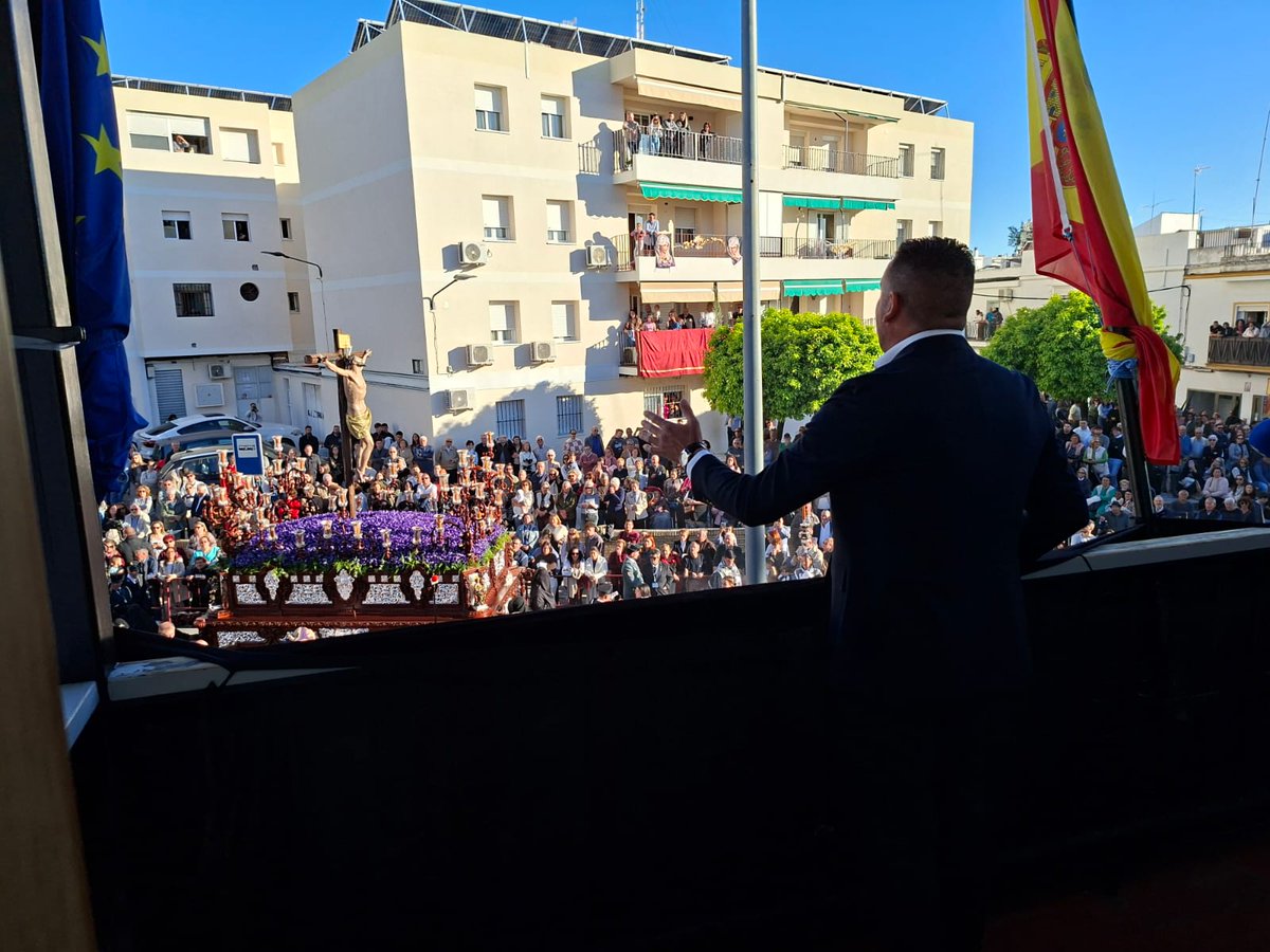 ACLASAETANSP's tweet photo. Acaba de rezar por saetas el ganador del II Concurso de saetas de Utrera Jose Cuevas a la Hdad Muchachos de Consolación al Cristo del Perdon desde el balcón del Hogar del Pensionista. https://t.co/DRLOVknFq5