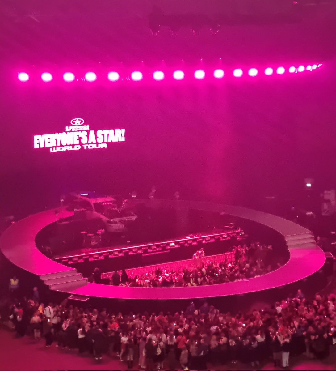 KStomska's tweet photo. What a view. The entire stage 🩷
#5SOS #NewEra
#EveryoneIsAStar https://t.co/WYwJFrx5qn