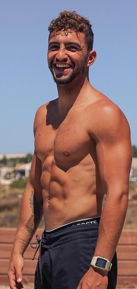 Vivemos num mundo onde um cotonete tem 2 mulheres apaixonadas por ele e o Tiago não tem ninguém 🤣🤣 É o q eu digo não entendo este mundo nem quero entender.
Pra mim existe 3 critérios q faz-nos atrair: o físico, os valores e o carisma, o cotonete não tem nada. 
#sstvi #sstvi10