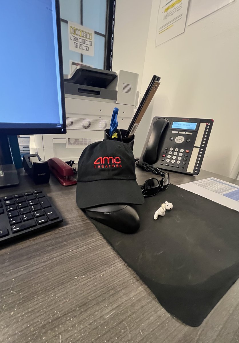 Got my <a href="/AMCTheatres/">AMC Theatres</a> hat on in #nyc today <a href="/CEOAdam/">Adam Aron</a> #whenpounce ???