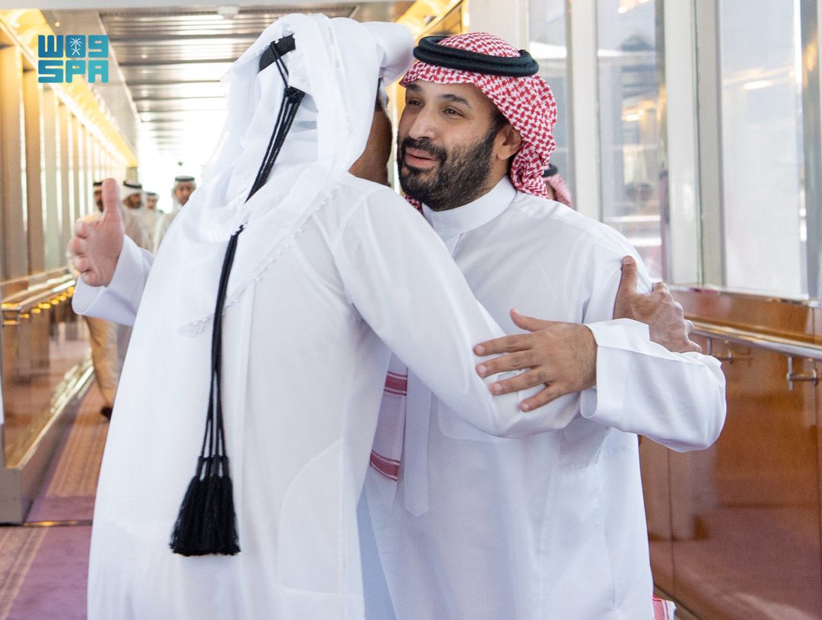HRHMBNSALMAAN's tweet photo. سمو أمير دولة قطر يصل إلى #جدة وسمو #ولي_العهد في مقدمة مستقبليه.
https://t.co/K9qPqW1KkG https://t.co/ddejY5IjlB