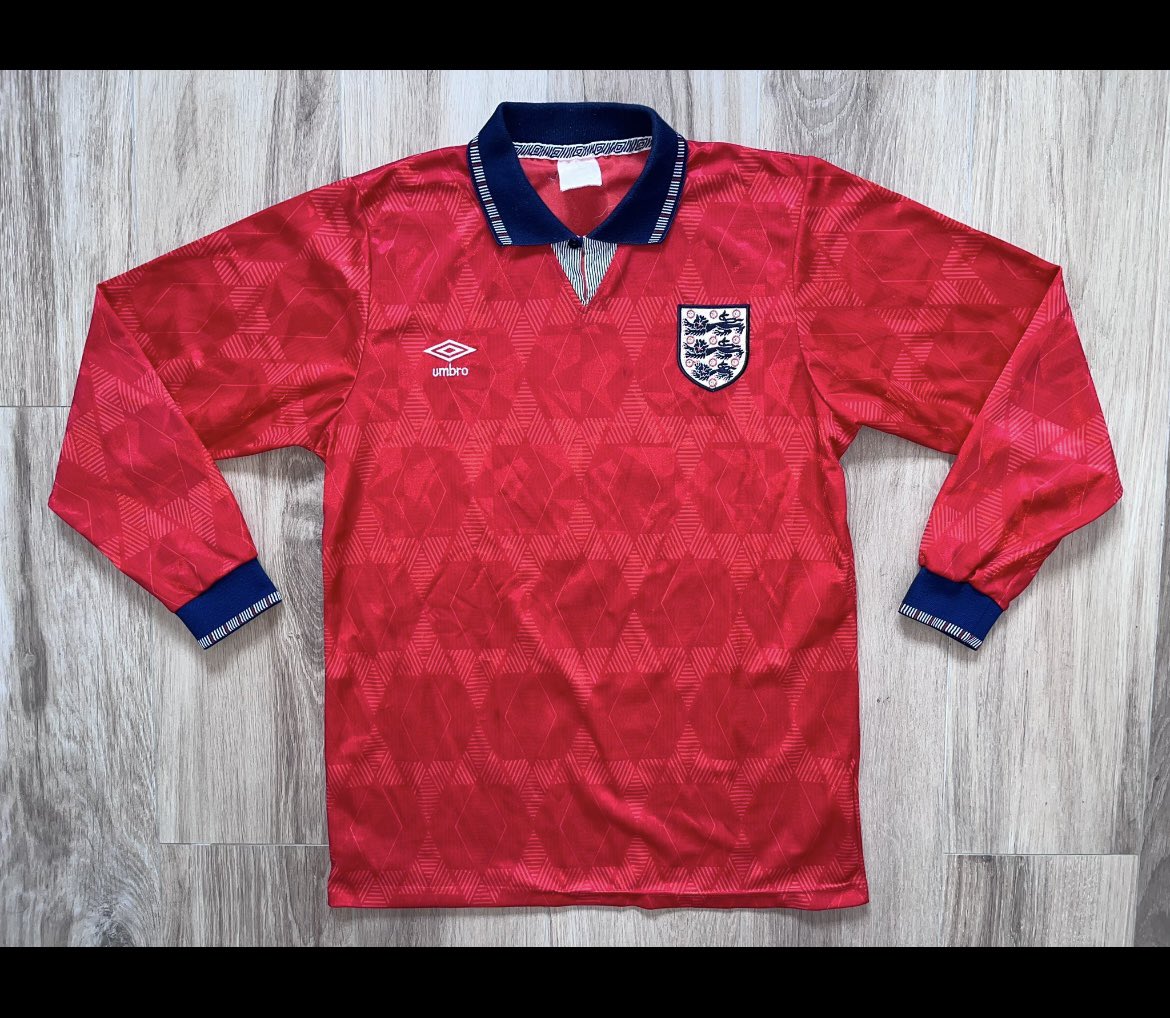 iiwillloveit's tweet photo. @jamesdking76 I’ve got this long sleeved featuring number 4. All I know is that it was used in two friendlies. https://t.co/NfmjXsNxW5