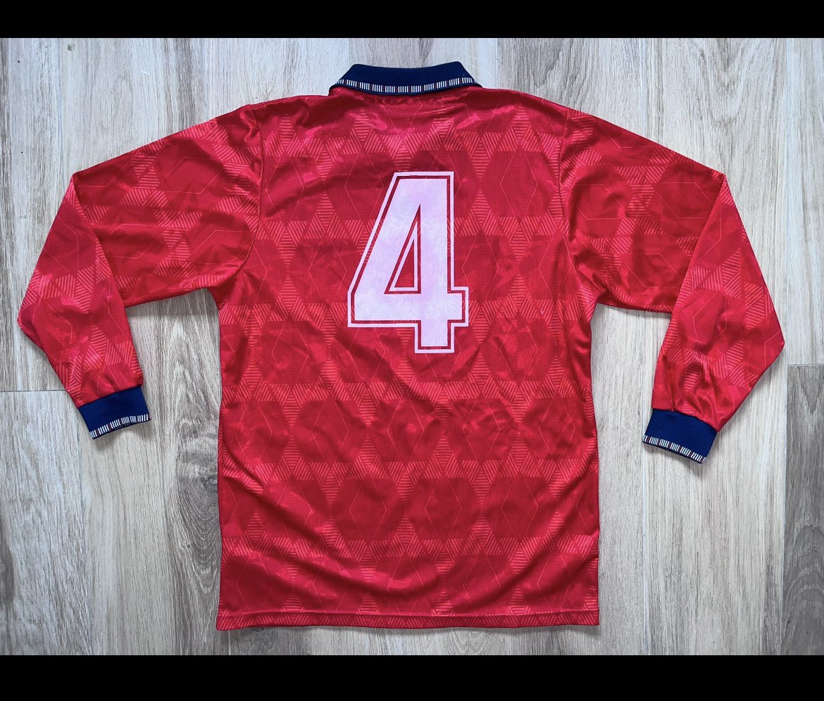 iiwillloveit's tweet photo. @jamesdking76 I’ve got this long sleeved featuring number 4. All I know is that it was used in two friendlies. https://t.co/NfmjXsNxW5