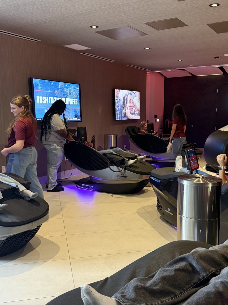 Carter_m19's tweet photo. Red Oak Sports Medicine got to see what athletic training looks like at the next level! 
Thank you @HornedFrogAT @TCUSportsMed for allowing our students the opportunity to tour the amazing facilities! https://t.co/7DsZox1y8j