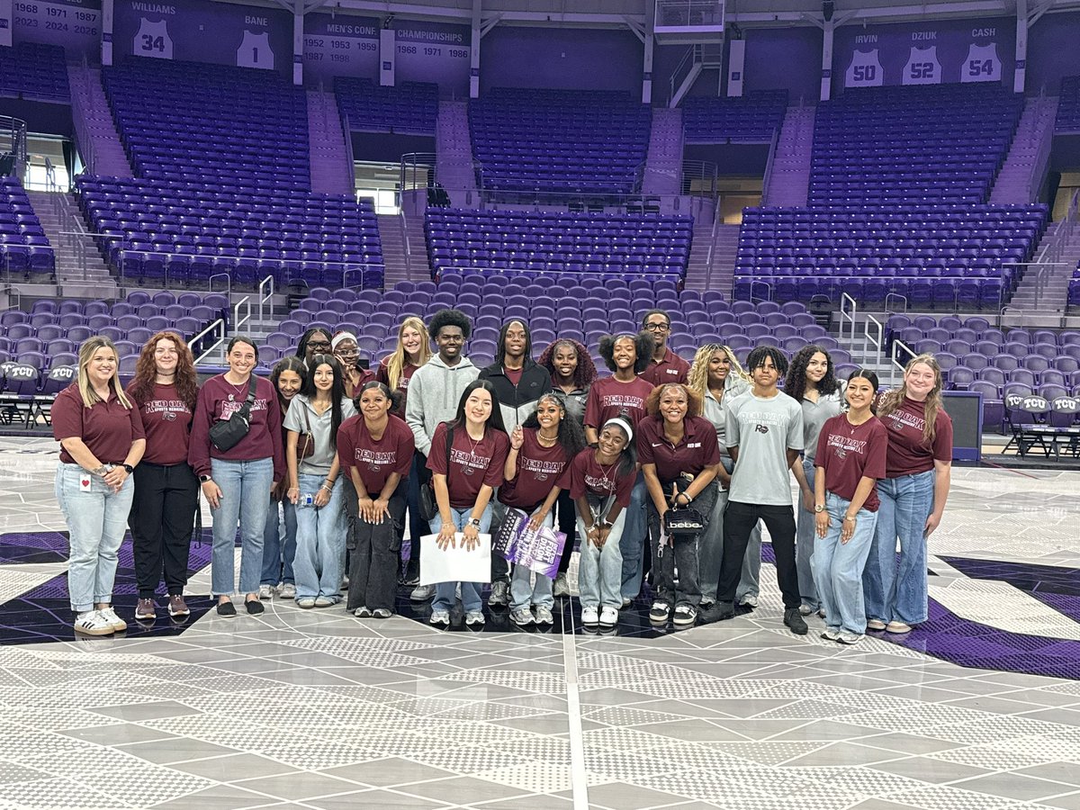 Carter_m19's tweet photo. Red Oak Sports Medicine got to see what athletic training looks like at the next level! 
Thank you @HornedFrogAT @TCUSportsMed for allowing our students the opportunity to tour the amazing facilities! https://t.co/7DsZox1y8j
