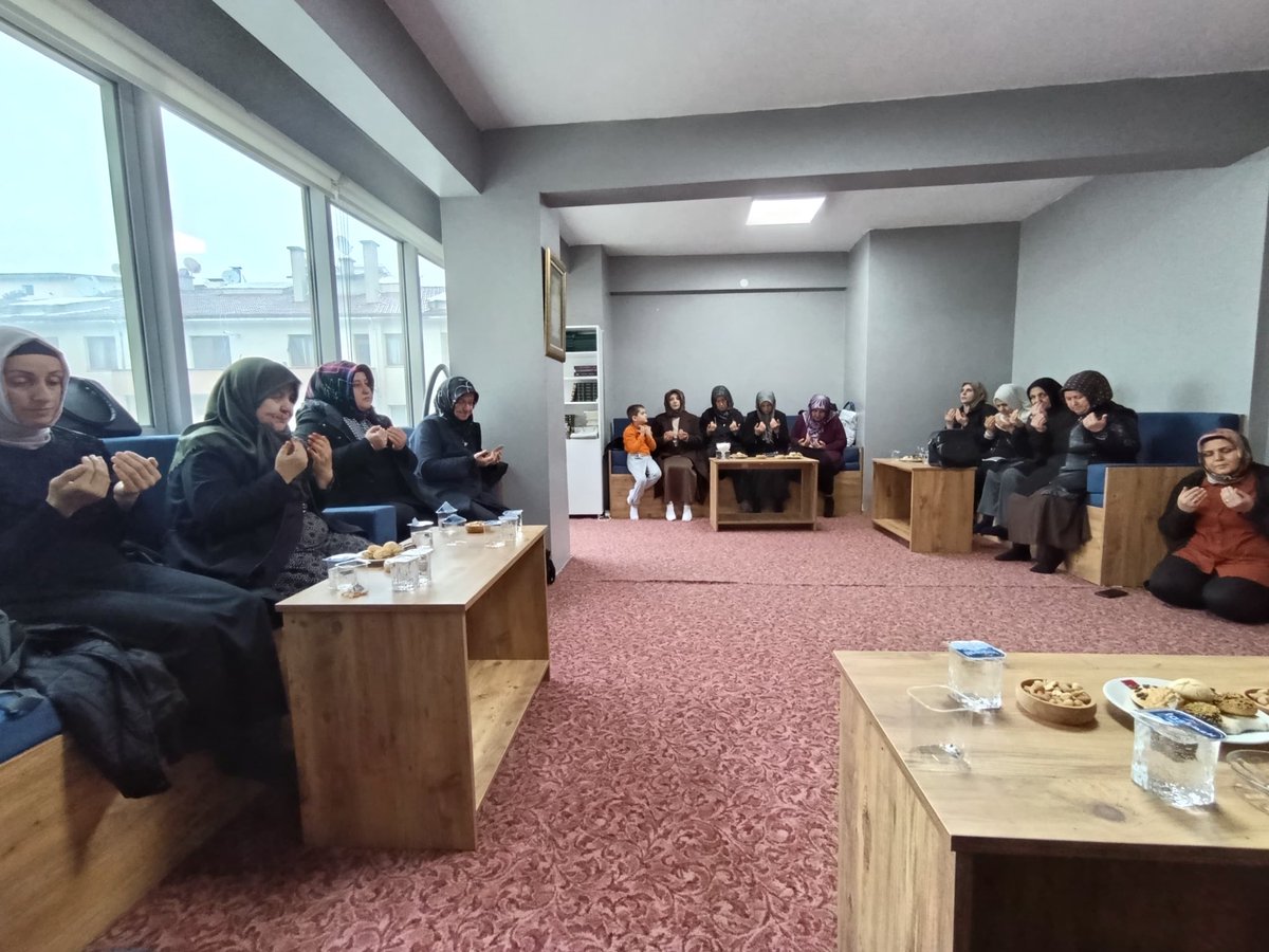 📍TÜGVA Bolu Kadın Aile Koordinatörlüğü olarak,
Kuran Kursu Öğreticisi Hüsna DEMİRER hocamızın katılımlarıyla “HAK BATIL MÜCADELESİ” konulu söyleşimizi gerçekleştirdik.
Hak ile batılın mücadelesini anlamaya yönelik, farkındalık kazandıran ve ufuk açan kıymetli bir sohbet oldu.✨