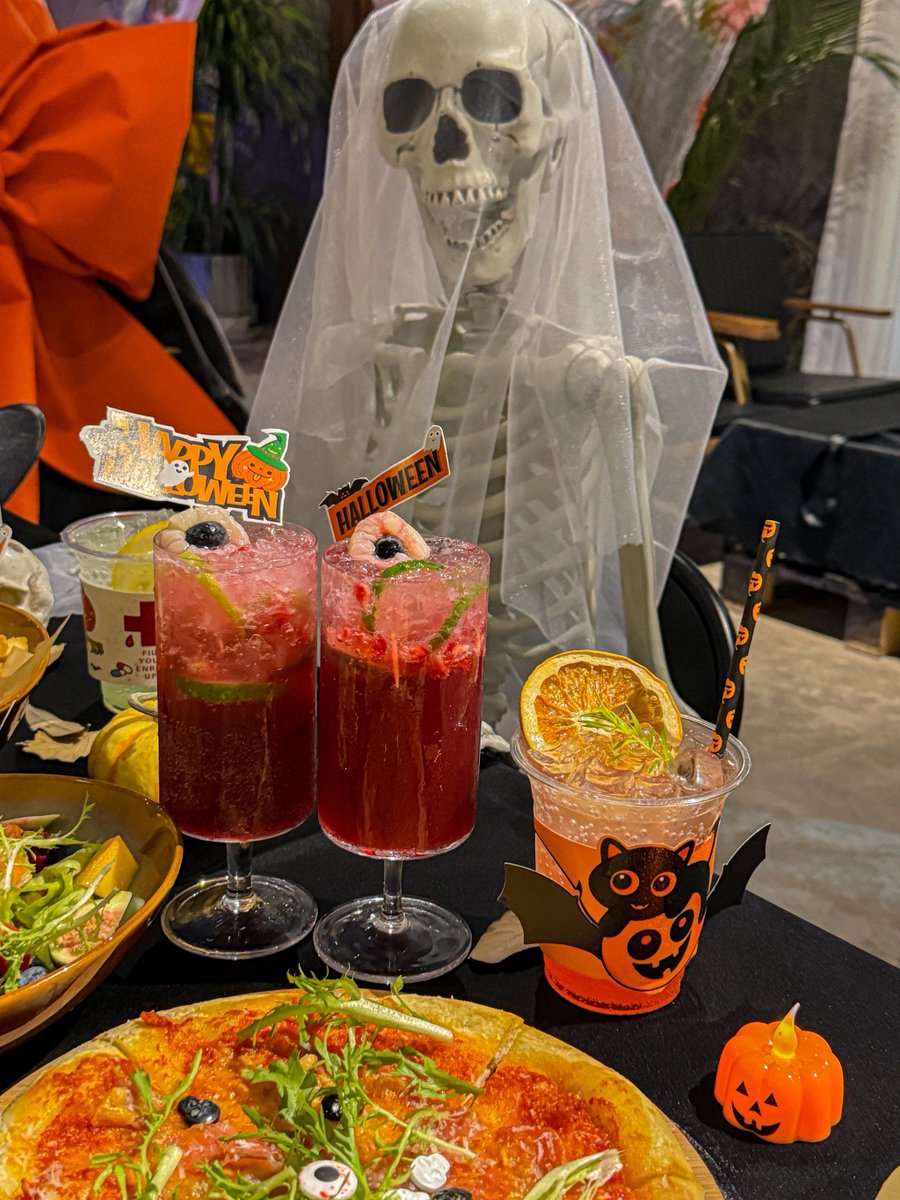 DNitgh's tweet photo. " Halloween Special: Spooky Ghost Fries + Pumpkin Spice Shake! Crispy, cheesy fries with ghost-shaped cheese u0026 spooky sprinkles—paired with creamy pumpkin spice shake. Limited time only!  Grab yours before they vanish! #HalloweenTreats #LimitedEdition" https://t.co/vHugnAWnFv