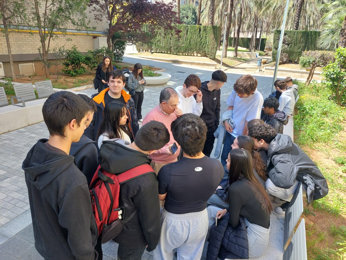 FacFisicaUV's tweet photo. El divendres ens va visitar alumnat de 1r de batxillerat de l'IES de Rafelbunyol, acompanyats pel nostre antic alumne, Vicent Puig. Han conegut la nostra facultat i els nostres graus! https://t.co/O03D3nx3Rz