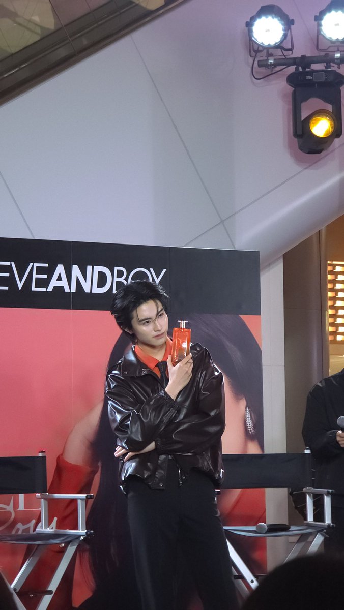 คือไม่รู้ว่ามันเรียกว่าบังเอิญได้ไหม  งานเดี่ยวของเอเองานแรกเราไปกับเพื่อน เราก็ได้คิวลิสแบรนด์ 109 110  ส่วนงานครั้งที่สองเราไปกับรุ่นน้องก็ไปแบบไม่เร่งรีบอะไร ไปถึงก็รับกระดาษที่เป็น สตก ตอนแรกก้ไม่เห็นเลขคิว พอจองที่เสร็จพึ่งมาสังเกตว่าได้คิว 109 110 เหมือนเดิมเลย