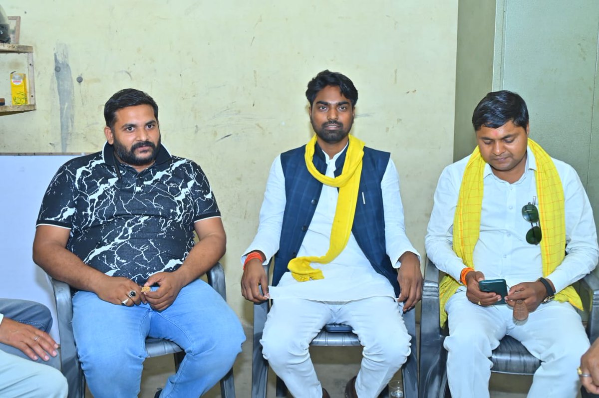 आज राष्ट्रीय मुख्य प्रवक्ता अरुण राजभर जी ने जनपद आजमगढ़ की अतरौलिया विधानसभा क्षेत्र के ग्राम सेनपुर में श्री मुक्तीनाथ विश्वकर्मा जी के यहां जलपान कर उनके स्नेह एवं आतिथ्य के लिए धन्यवाद ज्ञापित किया।
इस दौरान उन्होंने स्थानीय लोगों से संवाद कर उनका हाल-चाल जाना और क्षेत्रीय