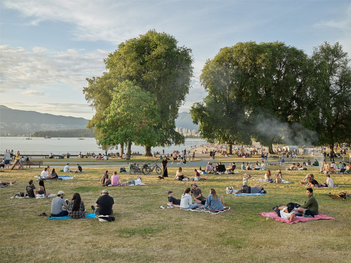 anthonyredpath's tweet photo. New Work entitled, Kits Beach II - from a series that explores groups of people that
exist at transitions between land and water.
It is reminiscent of Seurat's A Sunday Afternoon on the Island of La Grande Jatte  (Un dimanche après-midi à l'Île de la Grande Jatte). https://t.co/H0cGdenNRK