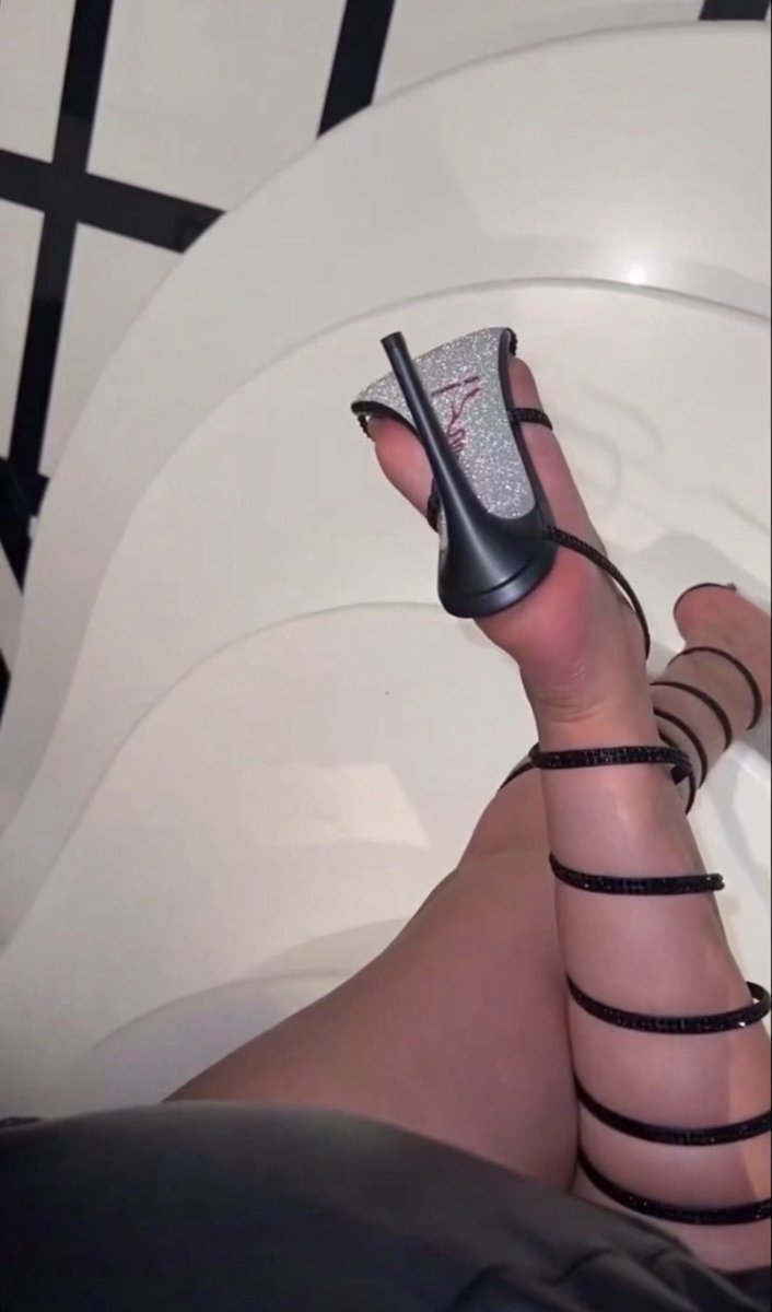 queenssoem's tweet photo. Je kijkt naar die hak, maar eigenlijk kijk je naar mij. Die glanzende, dure stiletto is geen accessoire het is een symbool van macht. Mijn macht. Elke stap die ik zet, elke klik van die hak op de vloer, herinnert je eraan waar je hoort: onder mij🫦😌

#findomnl #feetnl #meesteres https://t.co/Q1oyjw737Y