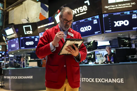 JimCumbee's tweet photo. The S&amp;P 500's recent dip below its 200-day average hints at potential downside ahead. Lance Roberts of RIA Advisors suggests watching six technical indicators to assess market health. Roberts advises investors to trim large position https://t.co/sMjieAcmT6 https://t.co/45lB5u4QjM