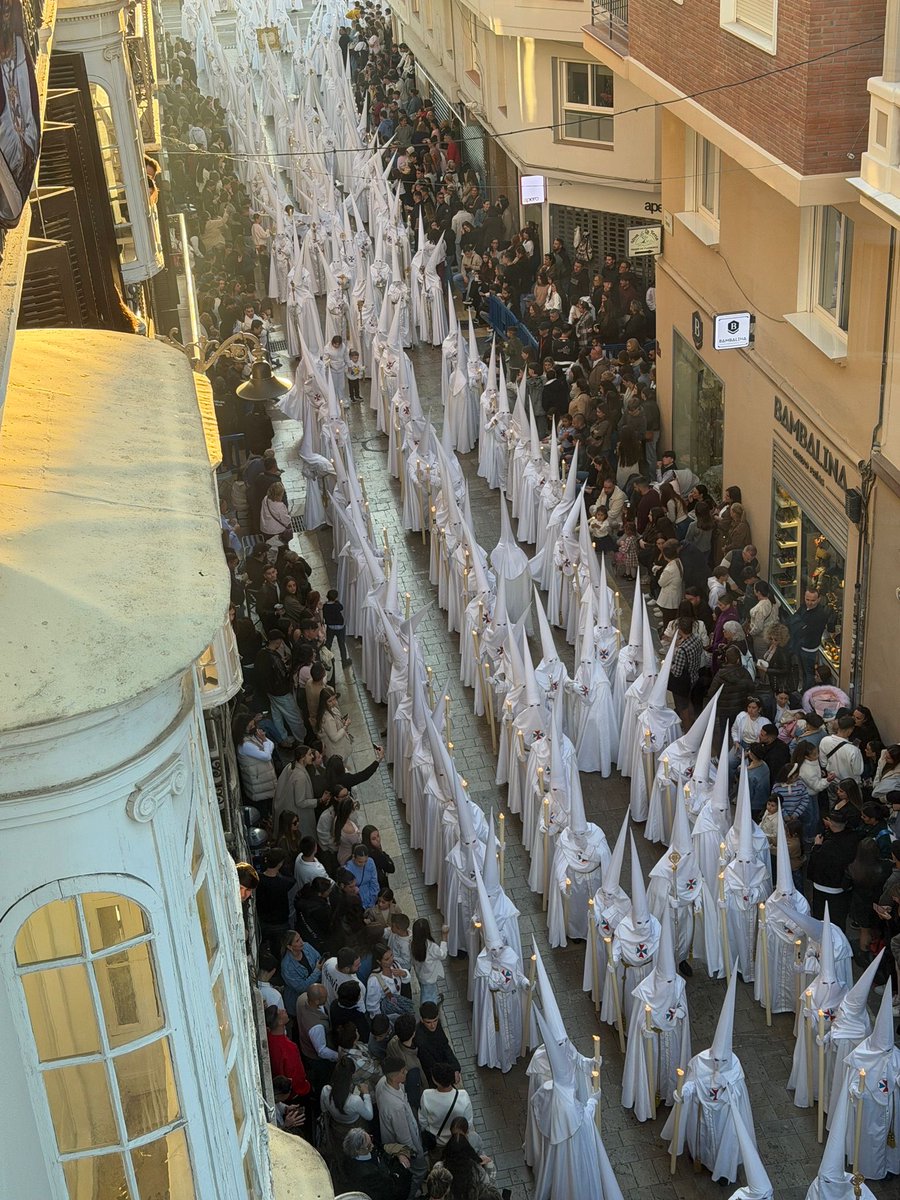 LaPasiondeMLG's tweet photo. El ⁦@cautivotrinidad⁩ avanza por calle Cisneros con los nazarenos de vela en filas de a tres #CofradíasMLG https://t.co/UGxrm6Ds4Q