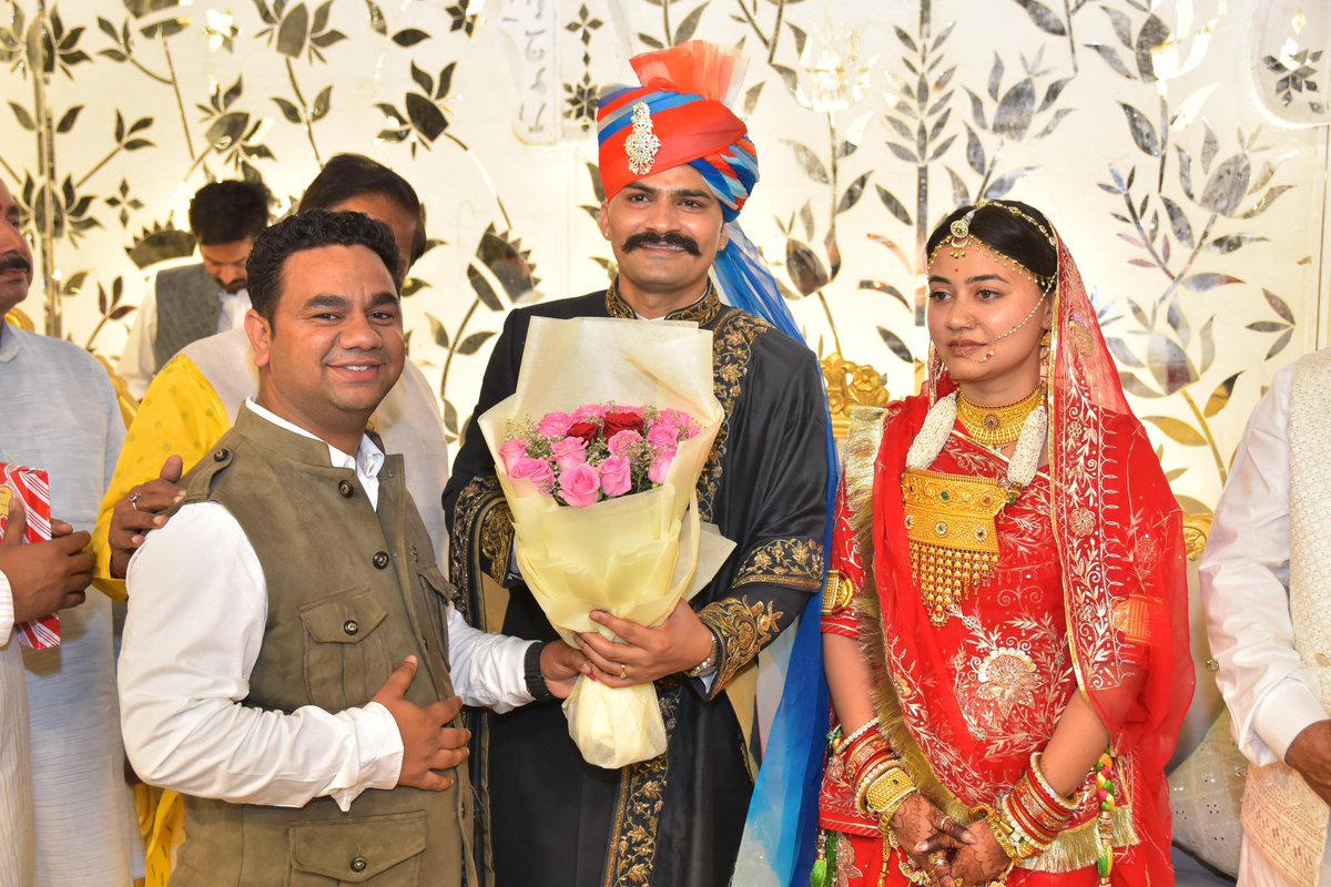 devendraoleroom's tweet image. आज जोधपुर में आयोजित IPS श्रीकृष्ण जी एवं IPS अंशिका जी के शादी समारोह में सम्मिलित होकर शुभकामनाएँ प्रेषित की ।
#shadi #ips