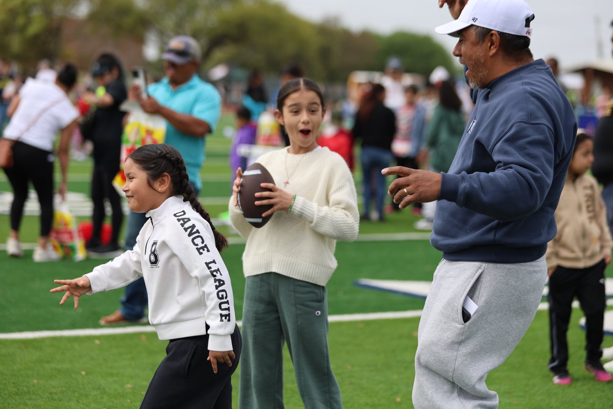 Alief_Fame's tweet photo. The Annual Alief All Pro Dad All Star Day was an absolute blast! We loved witnessing the amazing all pro dads and strong moms proudly celebrating their kids. Can't wait to see everyone again next year! @AllProDad https://t.co/mC2E9itZN0
