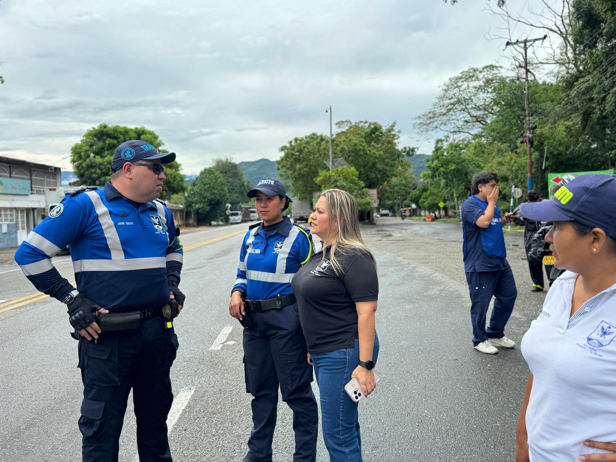 AlcaldiaDeHonda's tweet photo. En el sector Changái, zona sur de Honda, realizamos jornada con @SecSalud, @SecTransito y el Hospital San Juan de Dios, verificando vacunación contra fiebre amarilla en viajeros.
Seguimos trabajando para una #SemanaSantaSegura y mantener a #Honda libre de esta enfermedad. https://t.co/WAPFYo8Bws