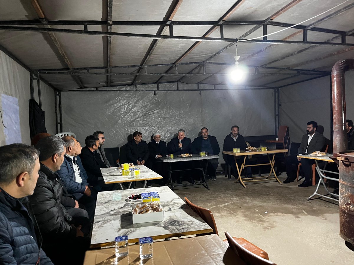 aksarayvaliligi's tweet photo. Valimiz Sn.@muratdurutr, Aksaray Ziraat Odası ve Köy Muhtarları Derneği Başkanı Sn. Emin Koçak’ın ağabeyi Murat Koçak’ın vefatı nedeniyle kederli aileyi ziyaret ederek başsağlığı ve taziyelerini iletti. https://t.co/i82HaNErIt