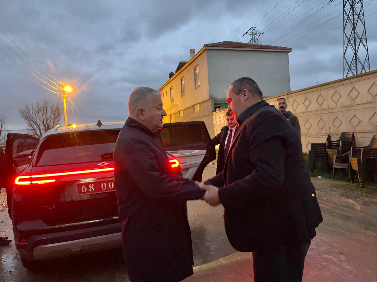 aksarayvaliligi's tweet photo. Valimiz Sn.@muratdurutr, Aksaray Ziraat Odası ve Köy Muhtarları Derneği Başkanı Sn. Emin Koçak’ın ağabeyi Murat Koçak’ın vefatı nedeniyle kederli aileyi ziyaret ederek başsağlığı ve taziyelerini iletti. https://t.co/i82HaNErIt