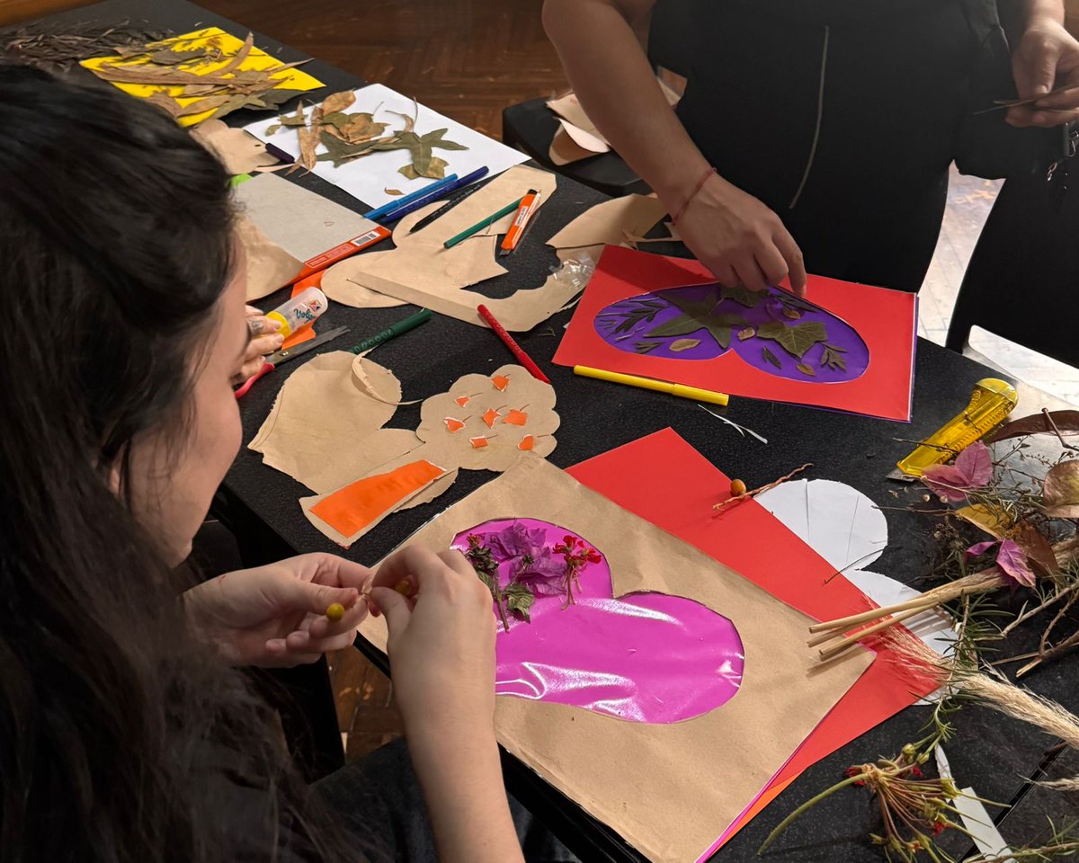 🍁Los pacientes pampeanos derivados a BA por razones de salud disfrutaron de un taller creativo de bienvenida al otoño. Durante la actividad, a cargo del Área de Servicio Social de Casa de La Pampa, se realizarón juegos, bailes y collages con cartulinas, pinturas y hojas secas.