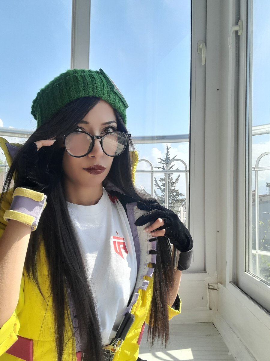 Antalya şimdiden çok sıcak olduğu için ceketi giymeye max 5dk katlanabildim ama bunları kabul ediyoruz, tamam mı?