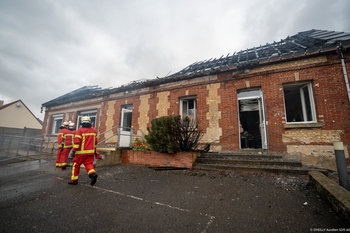 SDIS60's tweet image. #Intervention | Feu d’école à Montreuil-sur-Brêche

Depuis 17h, 40 #Pompiers60 sont mobilisés pour un feu d’école. La toiture, embrasée à l’arrivée des secours, a été éteinte au moyen de 3 lances. L’action des SP a permis de préserver le bâtiment voisin.