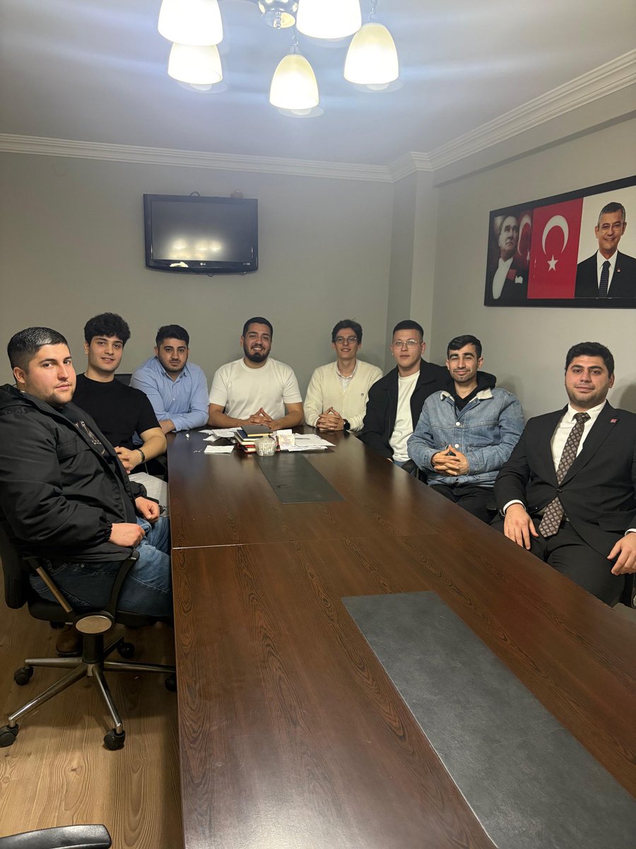 Genç mahalle başkanlarımızla verimli ve güzel bir toplantı gerçekleştirdik.

Mahallelerimizin ihtiyaçları ve gelecek projeleri üzerine verimli bir görüş alışverişinde bulunduk. Genç kadrolarımızın gayretiyle Zeytinburnu için daha güzel işler yapacağımıza yürekten inanıyoruz.