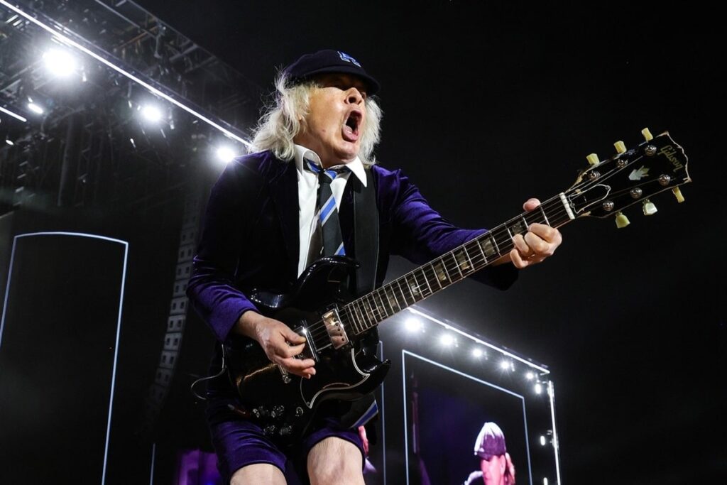¡Hoy cumple años ANGUS YOUNG!
#HappyBirthdayAngusYoung
<a href="/acdc/">AC/DC</a>
youtube.com/watch?v=44XYEe…