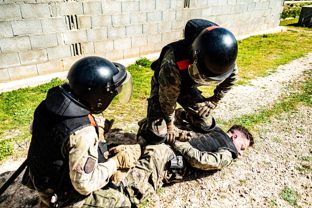 COMGEBAL_ET's tweet image. La 2ª compañía de fusiles del BIMT #Filipinas ha participado en una jornada de instrucción con el GRS de la @guardiacivil, enfocada a mejorar los procedimientos #CRC dentro del ámbito de combate con armas no letales #CNL.
@MCANA_ET #COMGEBAL #Palma47