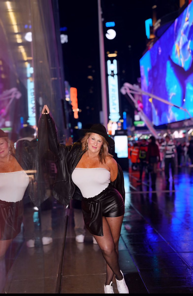 Lana Lee. tweet media