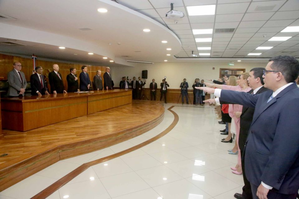 PoderJudicialPY's tweet photo. 🔴Autoridades judiciales tomaron juramento a magistrados, fiscales y defensor público

➕Info https://t.co/kErysZO7Nl https://t.co/4hGox5Sfh0